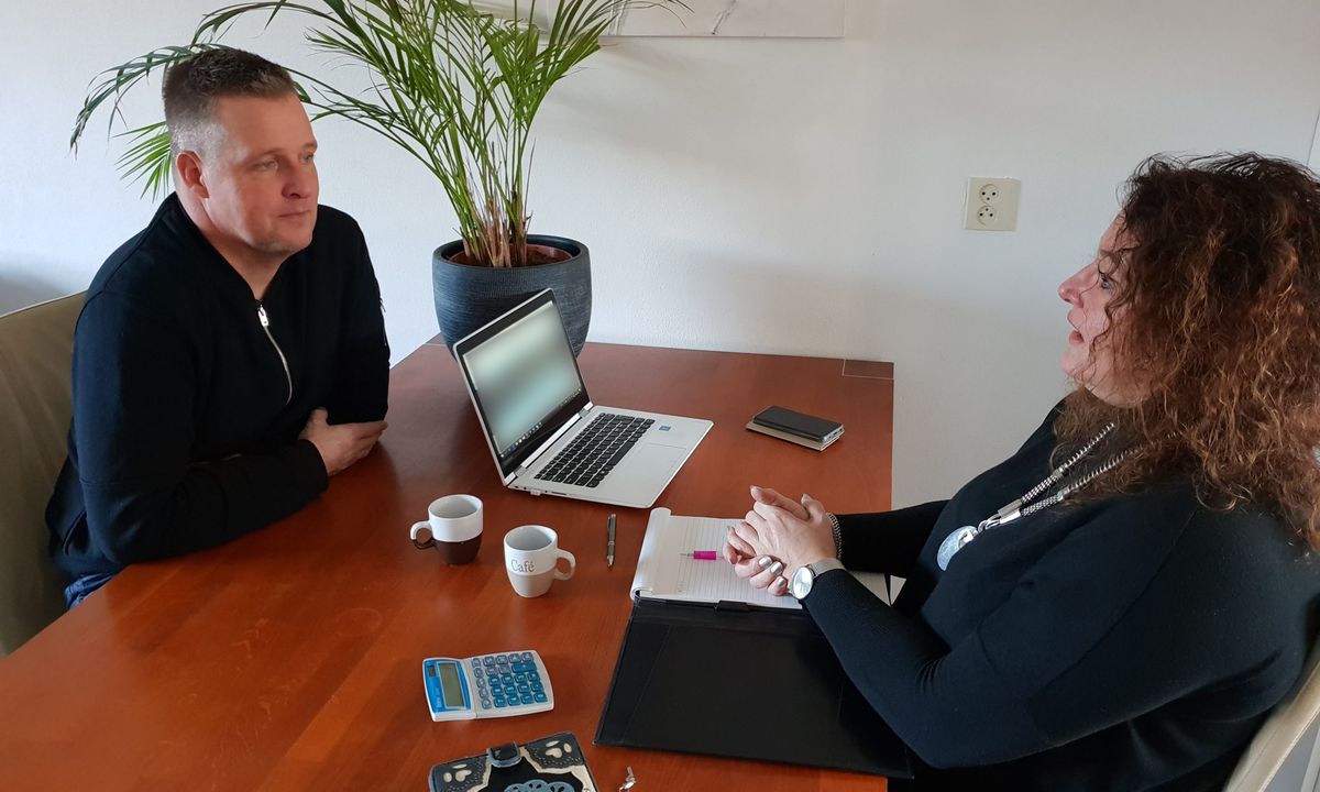 Kennismakingsgesprek aan tafel op kantoor
